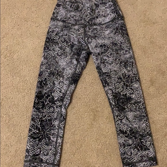 Lululemon workout leggings size 4 - Picture 1 of 3